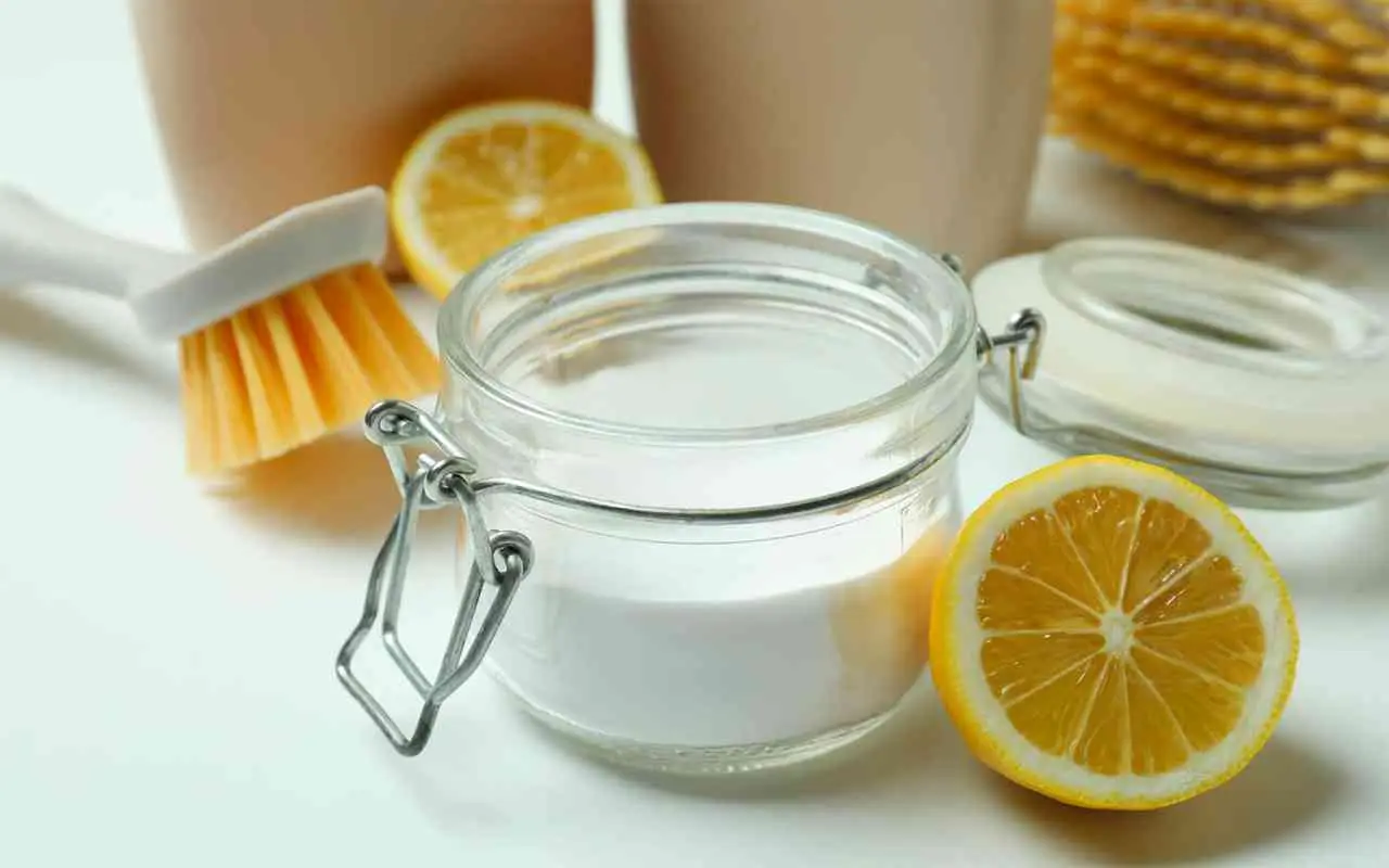 Il mix di bicarbonato e limone pulisce a fondo: ecco 5 usi sorprendenti in casa