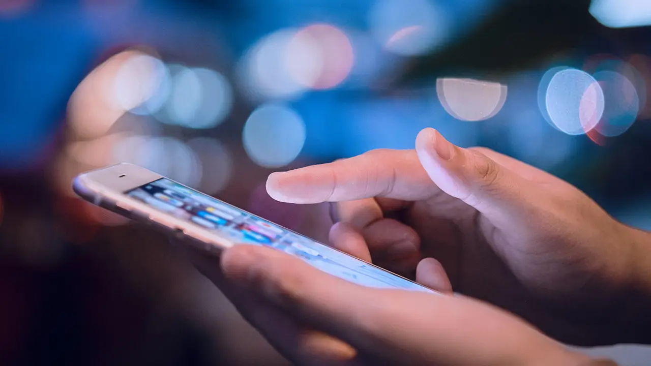 Allerta messaggi strani sul cellulare: se ricevi questi non rispondere e non cliccare
